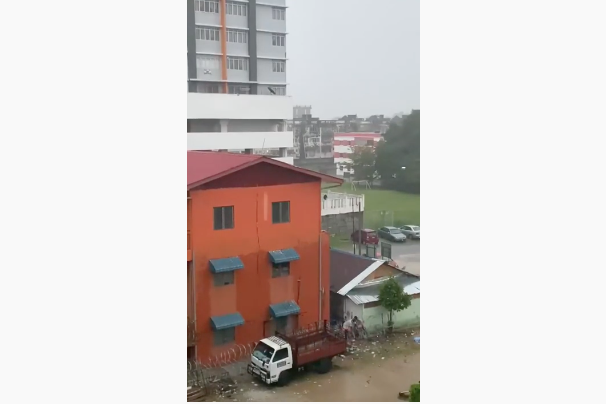 Video : Cubaan Warga Myanmar Cuba Bolosi Kawad Berduri Gagal