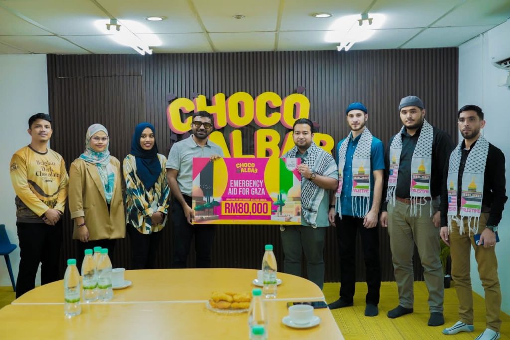 Wakil dari ChocoAlbab dan Persatuan Cinta GAZA Malaysia bergambar kenangan